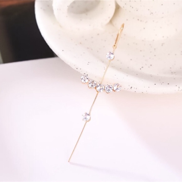 ⚜️𝟯𝟬%𝗢𝗙𝗙 𝗯𝘂𝗻𝗱𝗹𝗲𝘀 𝟯+⚜️ NEW CZ Pave Glamourous Ear Hook Crawler Earring - Picture 4 of 8